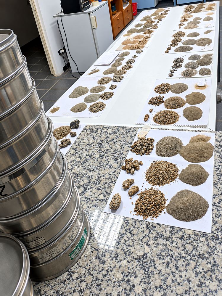 Serie di setacci e campioni preparati per l’analisi granulometrica